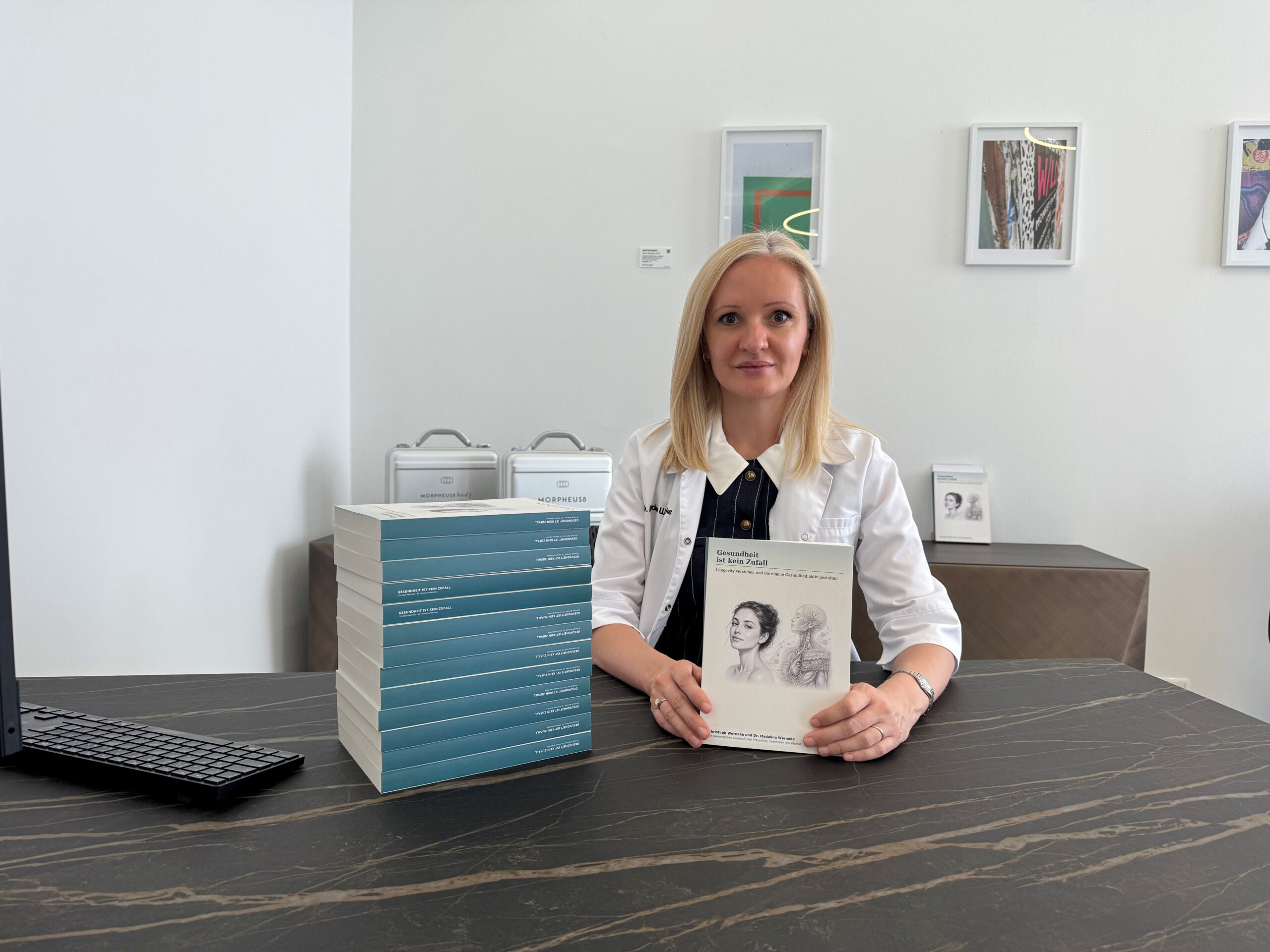 Dr Madalina Werneke mit dem Buch Gesundheit ist kein Zufall