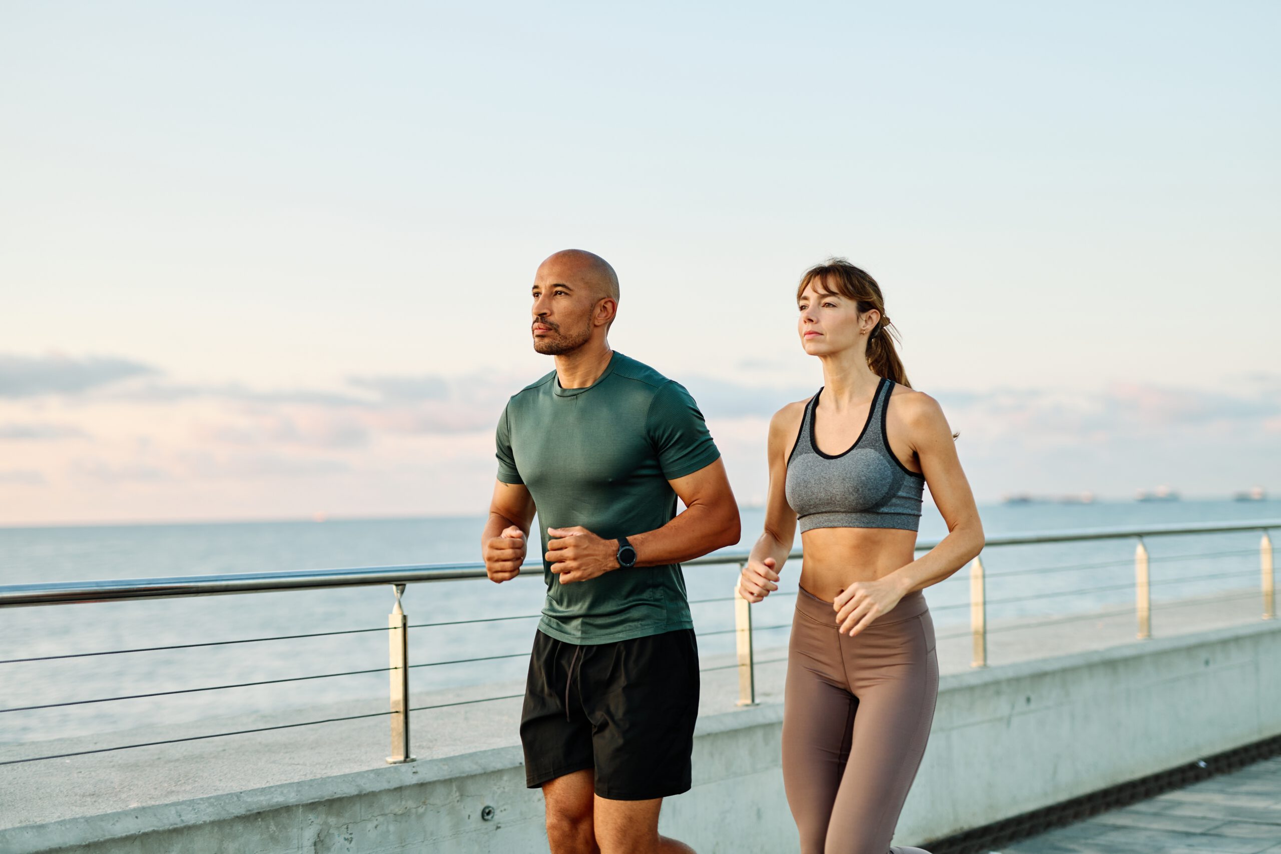 Paar beim Joggen am Ufer