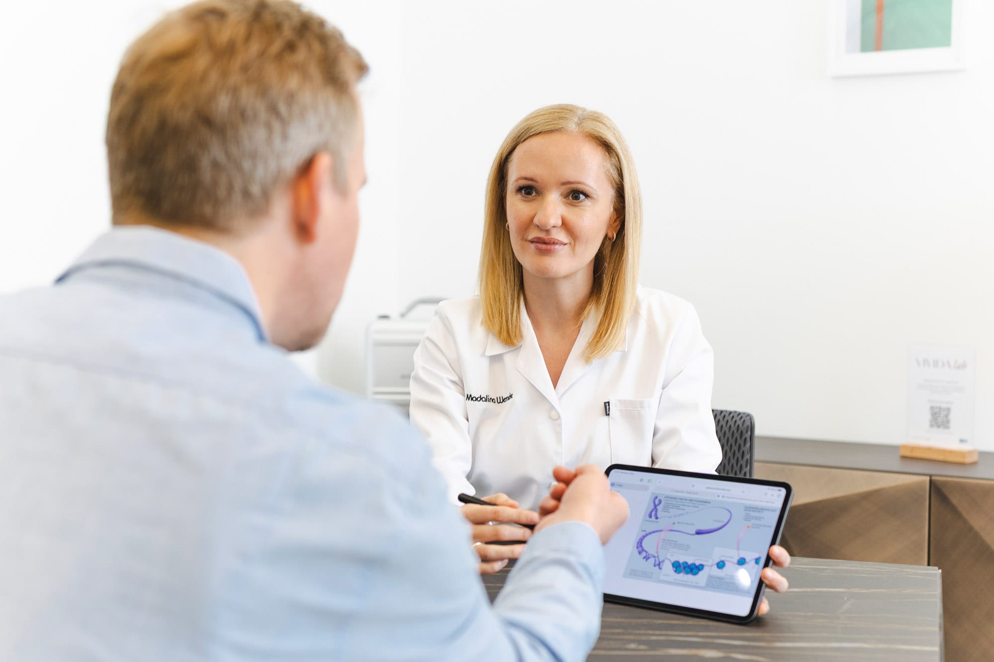 Dr. Madalina Werneke in einem Beratungsgespräch zu Longevity mit einem Patienten.