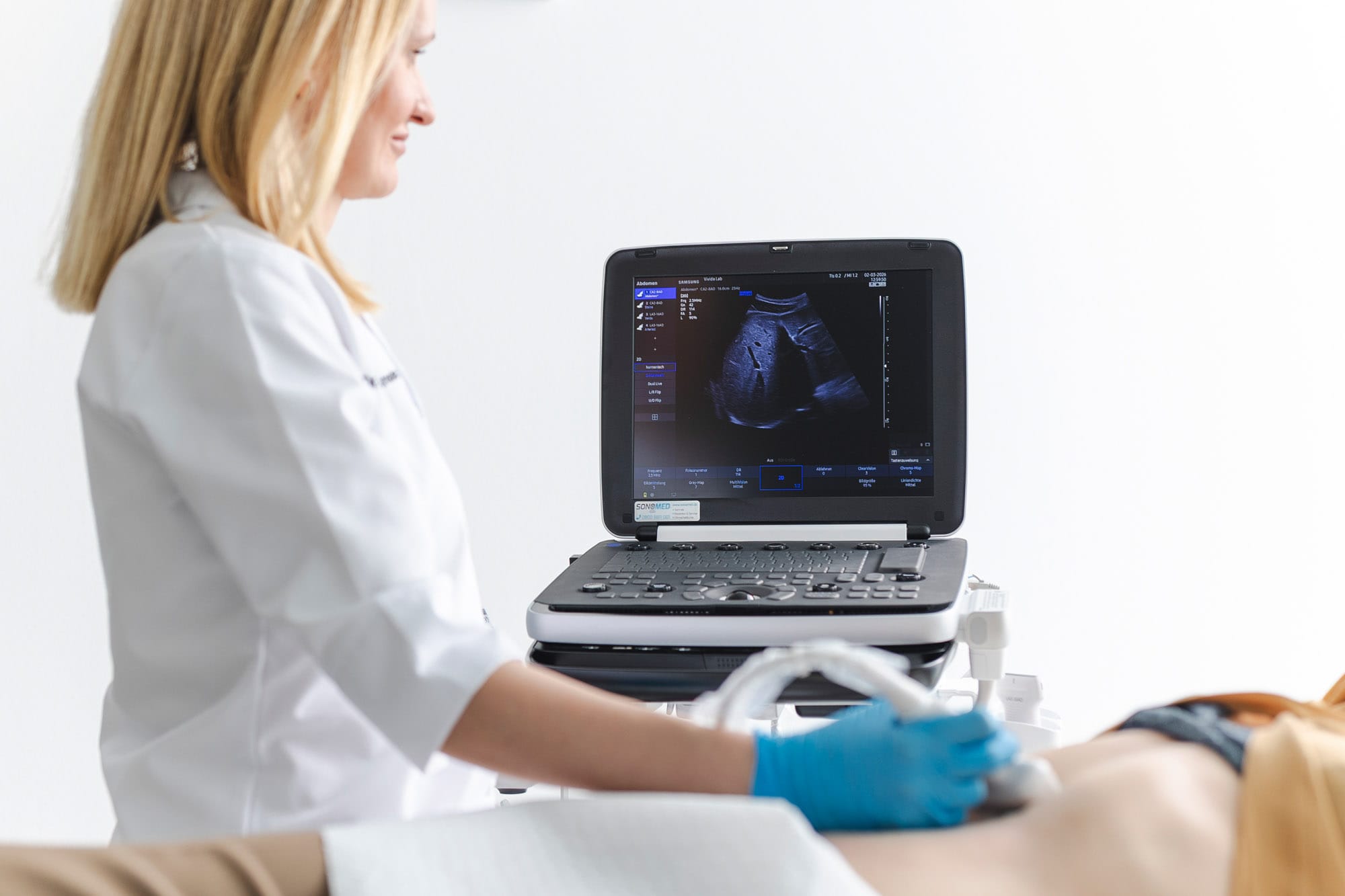 Dr. Madalina Werneke führt eine Ultraschall-Untersuchung bei VIVIDA Lab in München durch.