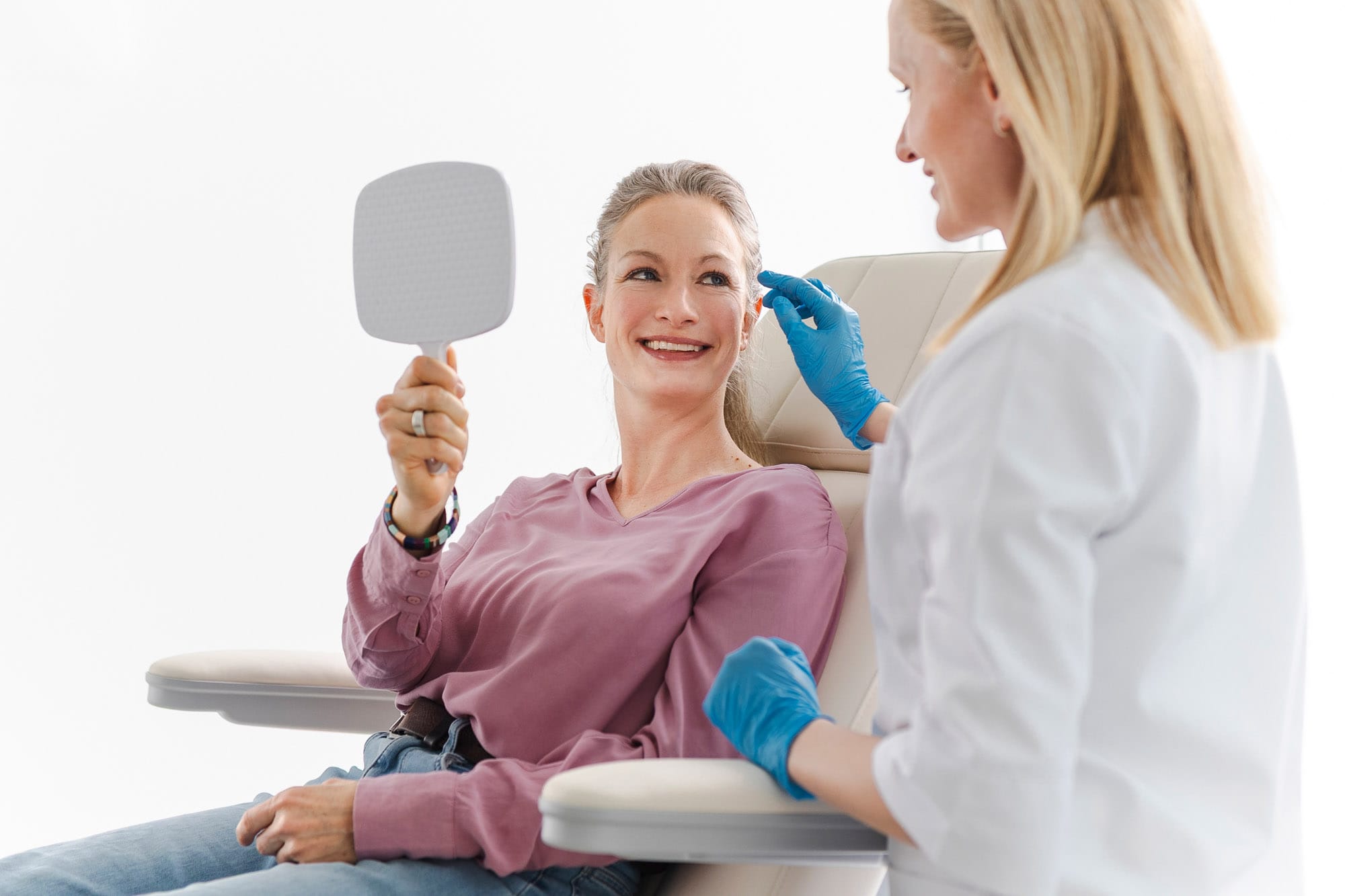 Dr. Madalina Werneke berät eine Patientin vor einer Behandlung mit Hyaluronsäure bei VIVIDA Lab.