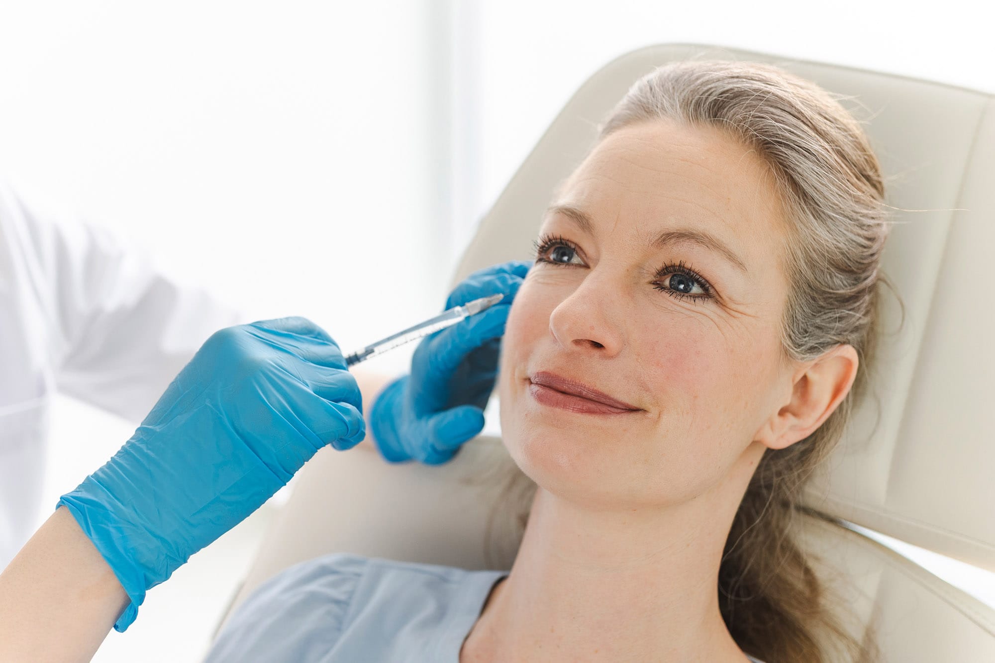 Dr. Madalina Werneke injiziert einer Patientin Polynukleotide in ihrer Praxis VIVIDA Lab.