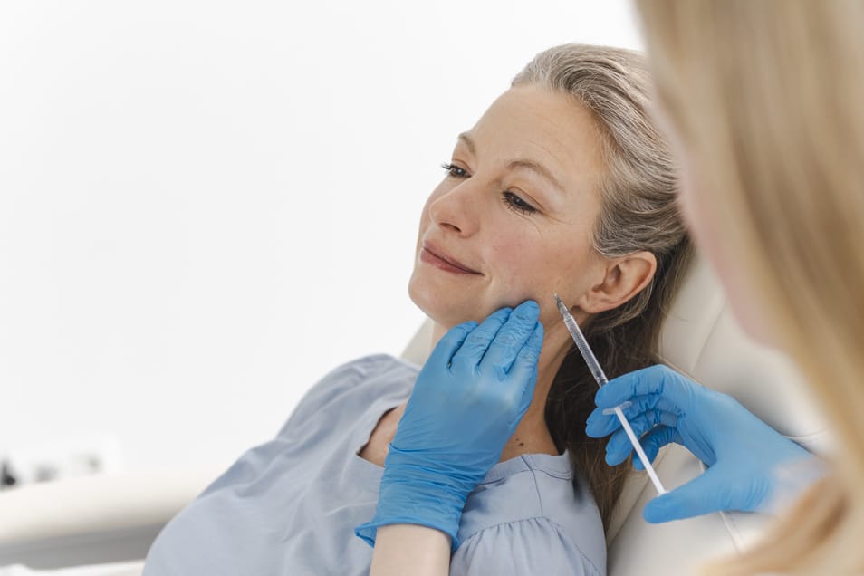 Dr. Madalina Werneke spritzt einer Patientin Polynukleotide.