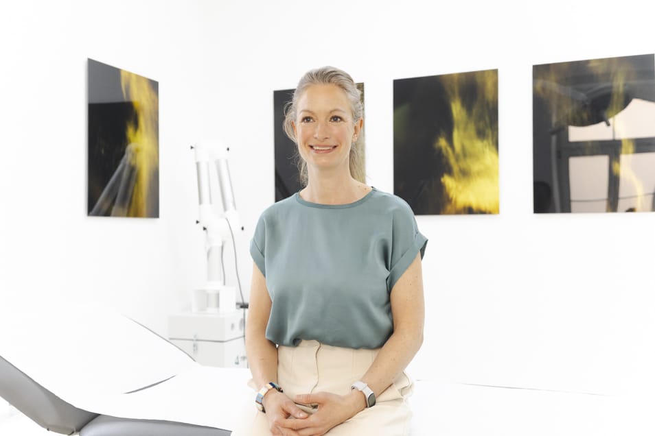 Patientin auf Behandlungsliege in der Praxis VIVIDA Lab in München.
