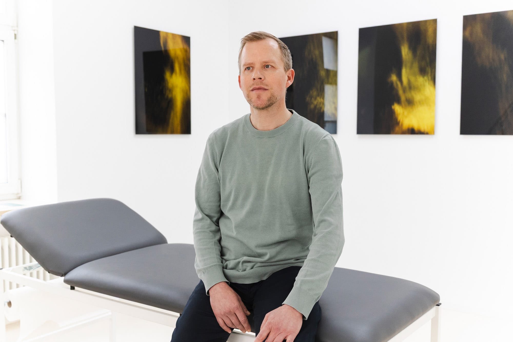 Patient auf einer Behandlungsliege in der Praxis VIVIDA Lab.