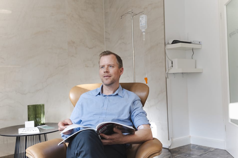 Ein Patient erhält eine Vitalinfusion in der Drip Lounge von VIVIDA Lab in München.